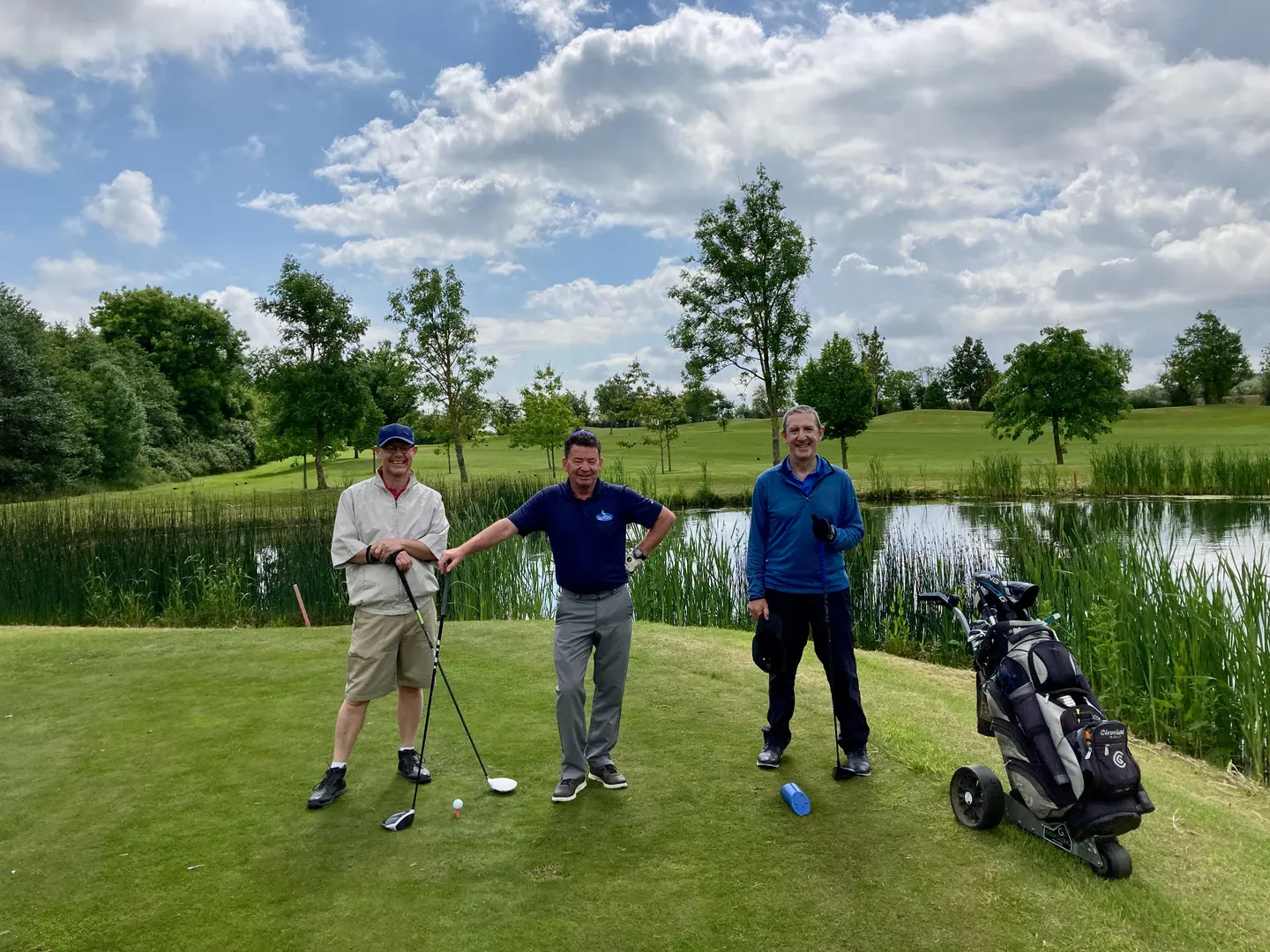 Amigos jugando golf